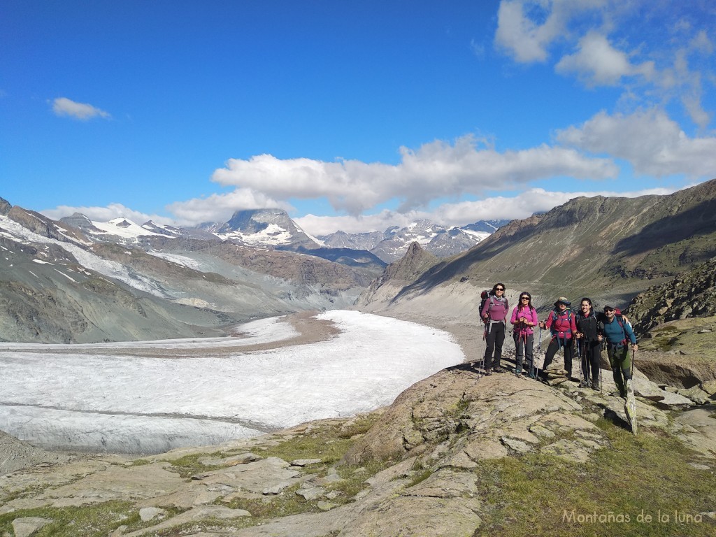 Detrás el Glaciar Gorner, a la derecha de derecha a izquierda: Joaquín Terrés, Leti, Isa, Tere y Nuria